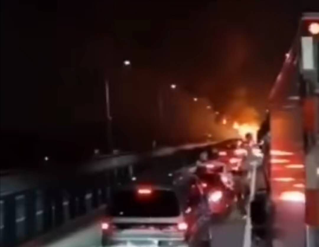 装有危化品货车在上海奉浦大桥起火_提高防火防爆安全检查
