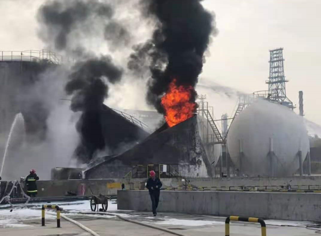 突发！甘肃兰州一化工厂发生闪爆并起火，现场防爆安全检查太重要！